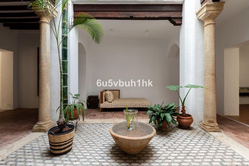 8 bedroom Villa For Sale