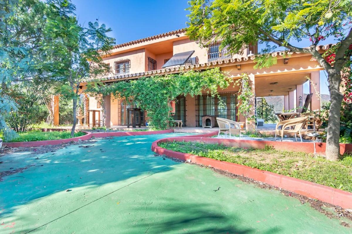 5 bedroom Villa For Sale