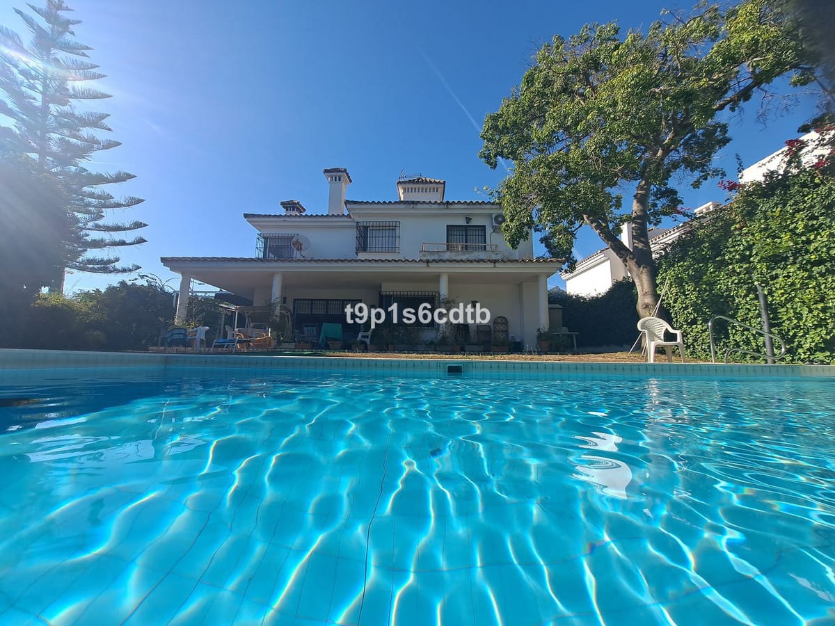 5 bedroom Villa For Sale