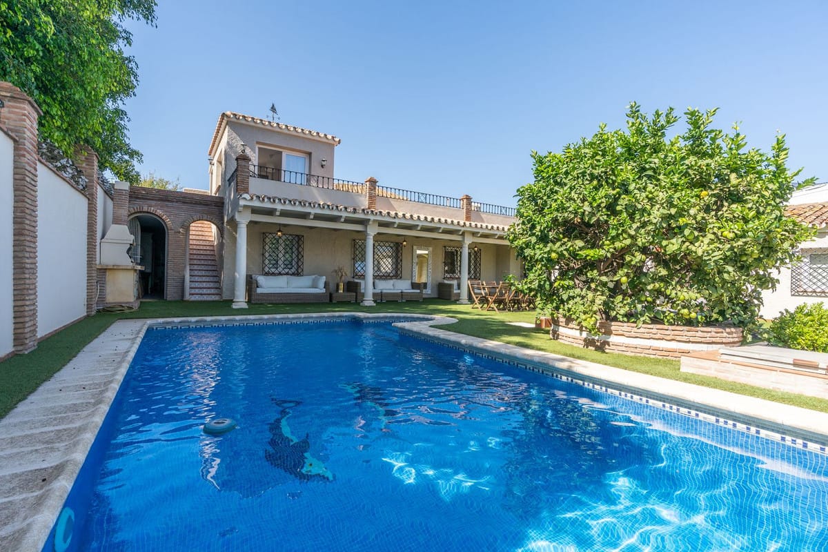 5 bedroom Villa For Sale