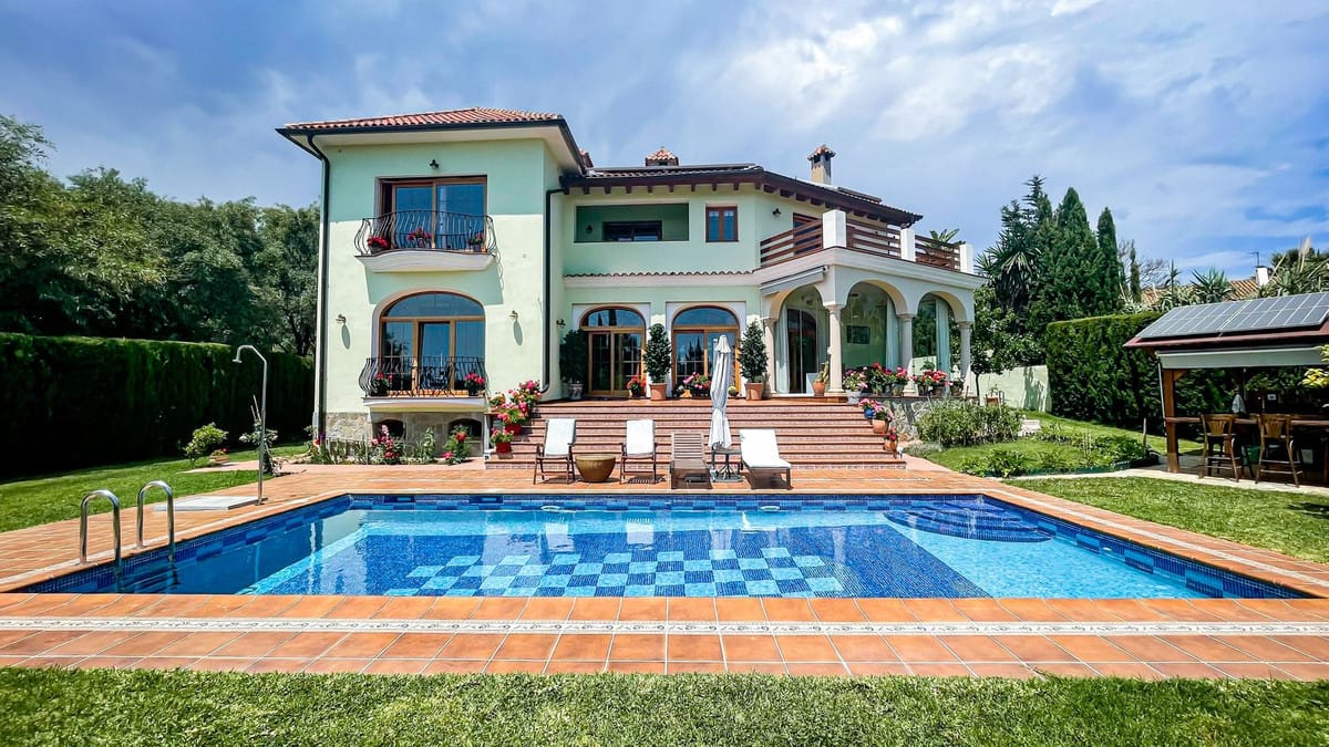 6 bedroom Villa For Sale