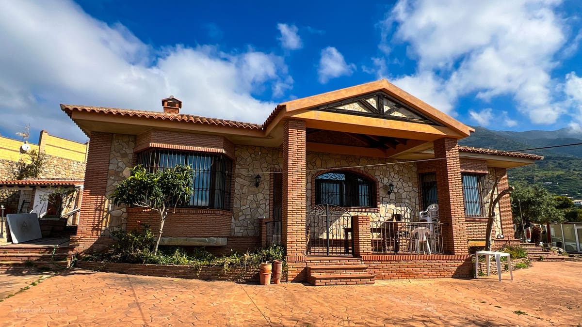 5 bedroom Villa For Sale
