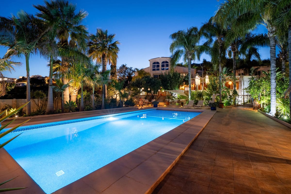 6 bedroom Villa For Sale