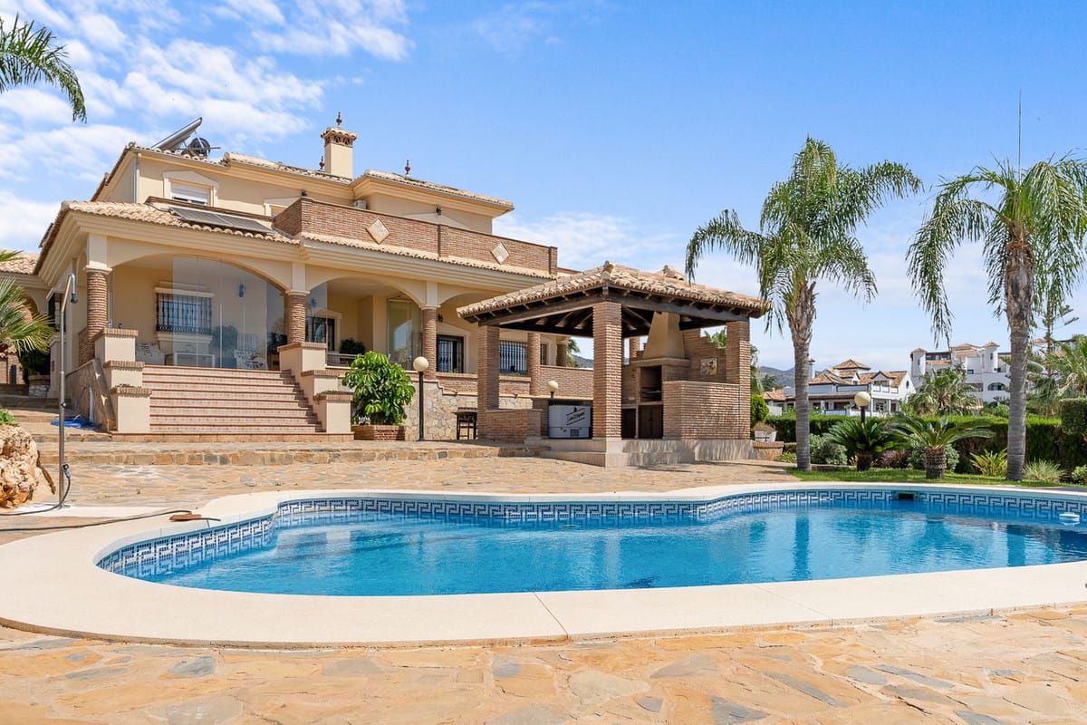 5 bedroom Villa For Sale