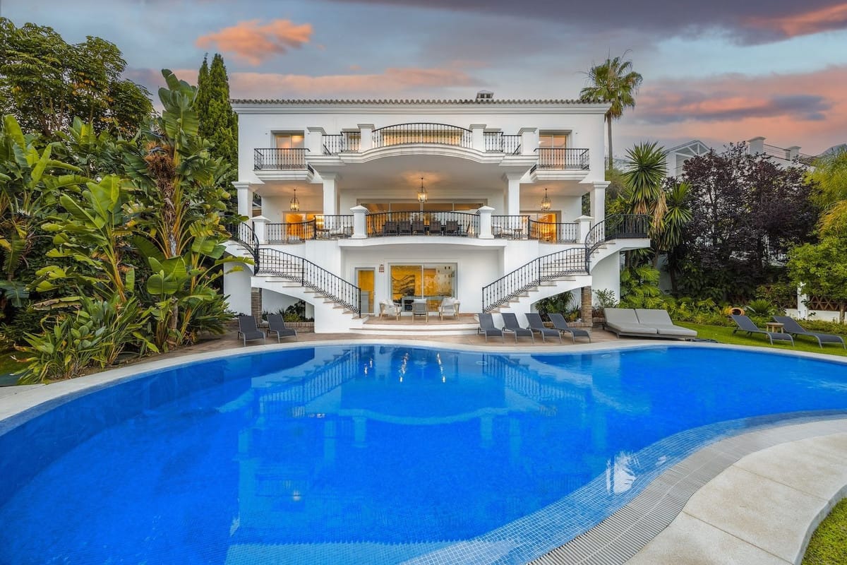 8 bedroom Villa For Sale