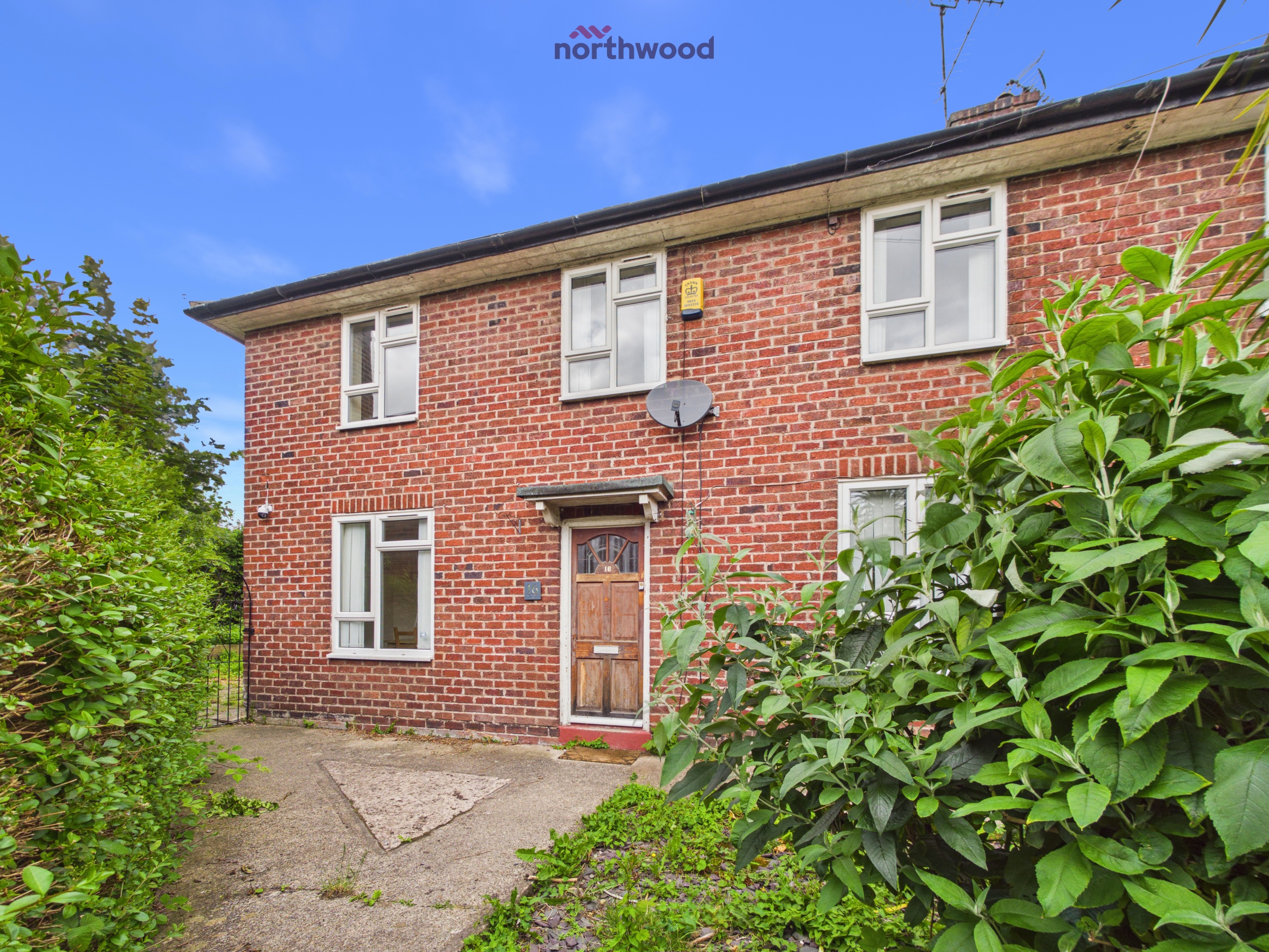 3 bedroom Semi-detached house Under Offer