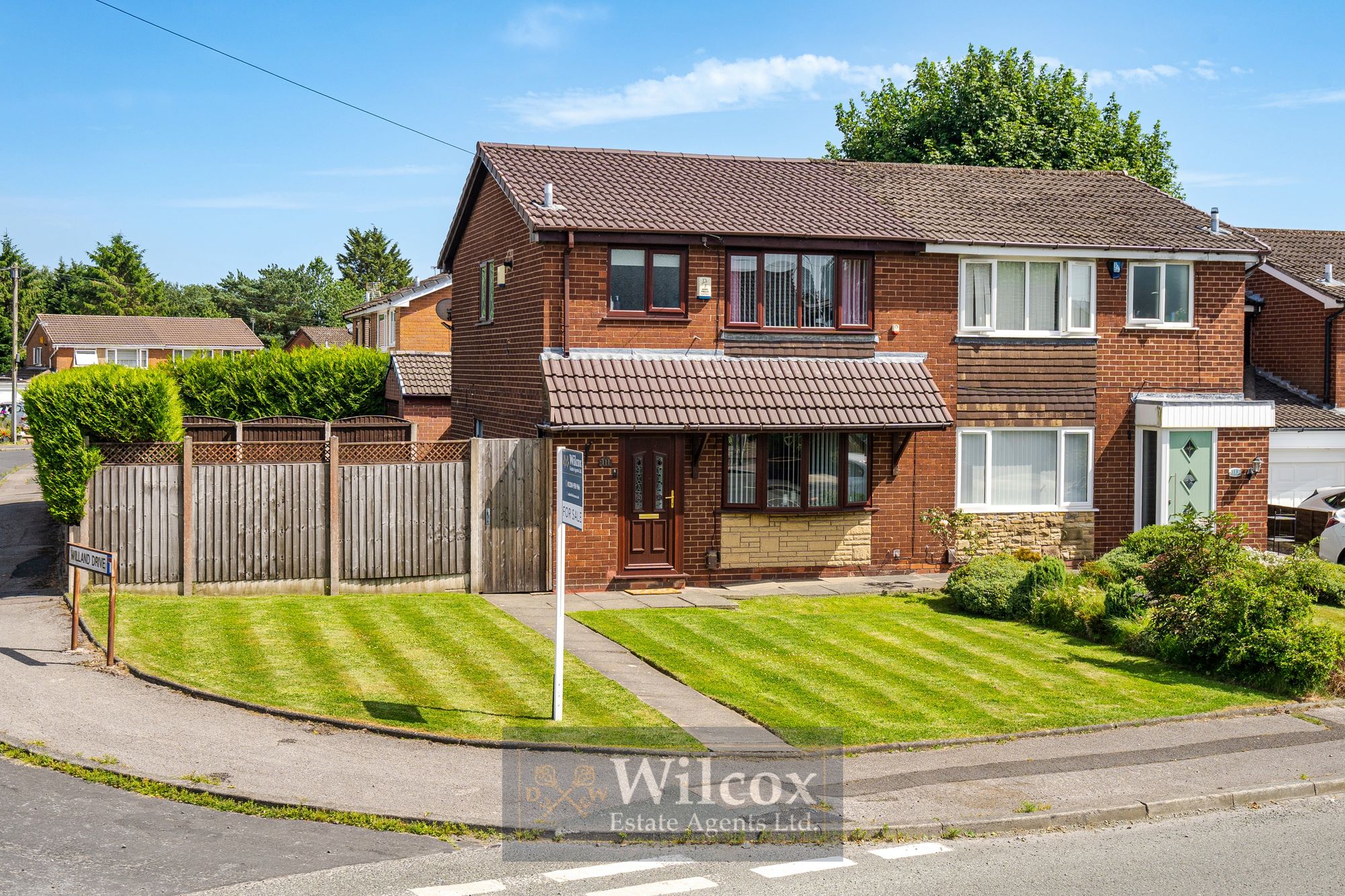 3 bedroom Semi-detached house Under Offer
