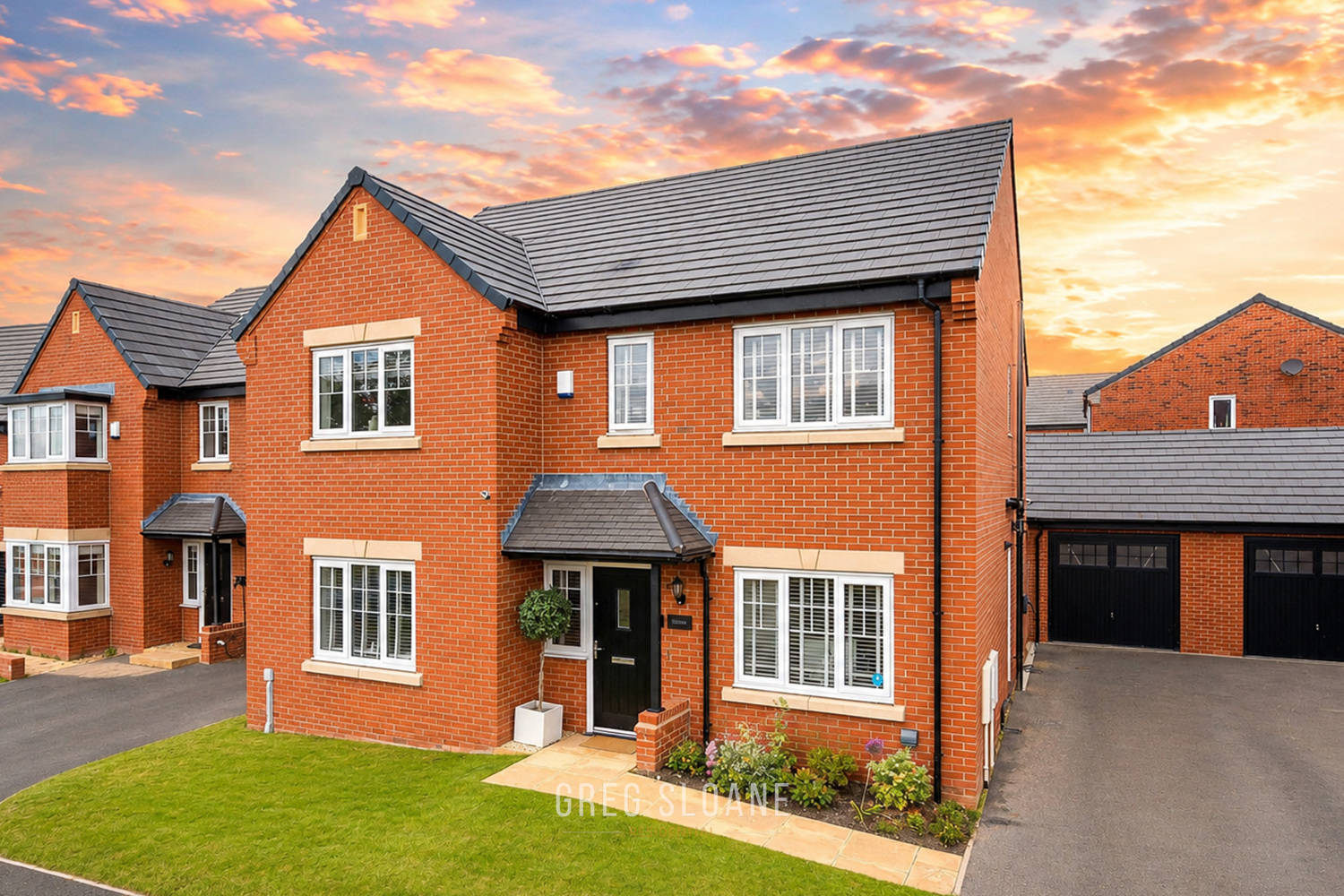 5 bedroom Detached house Under Offer