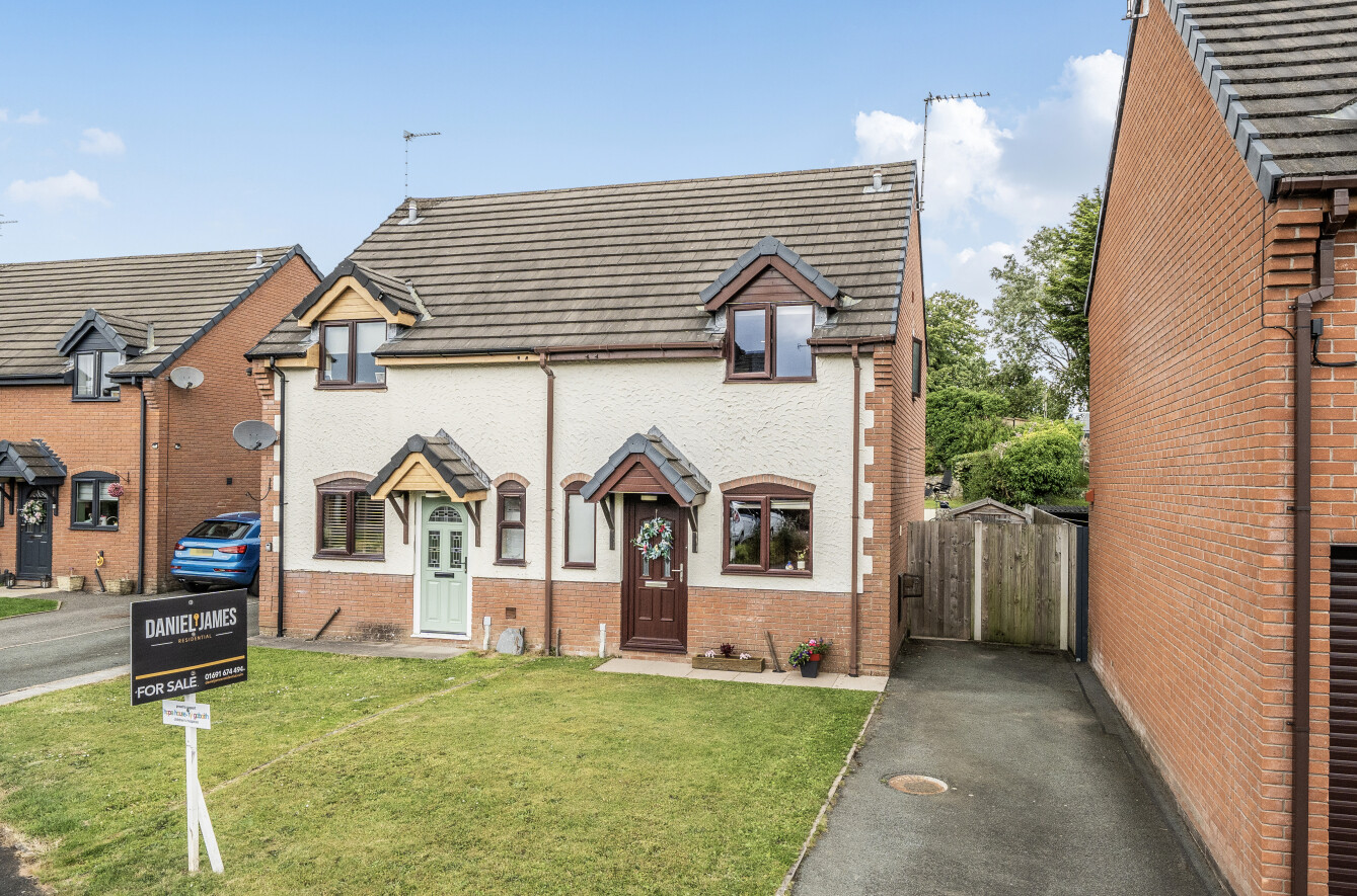 2 bedroom Semi-detached house Under Offer