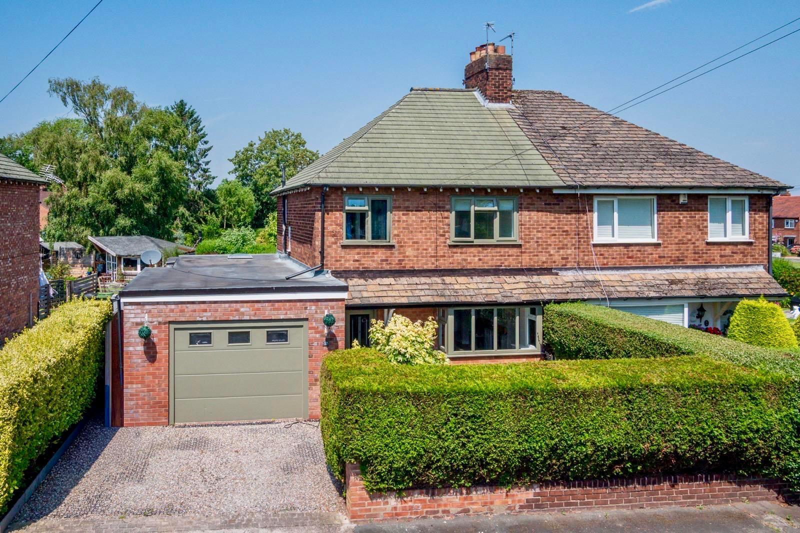 3 bedroom Semi-detached house Under Offer