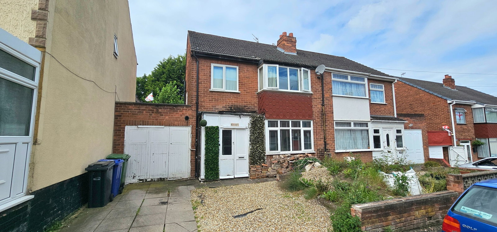 3 bedroom Semi-detached house Under Offer