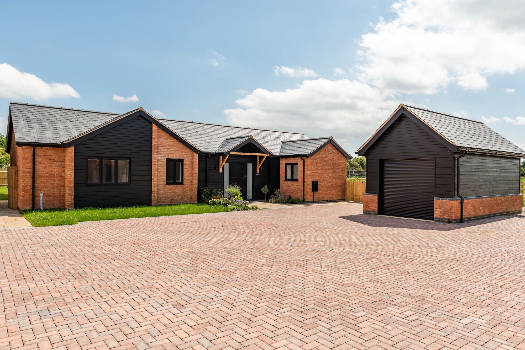 3 bedroom Detached bungalow Under Offer