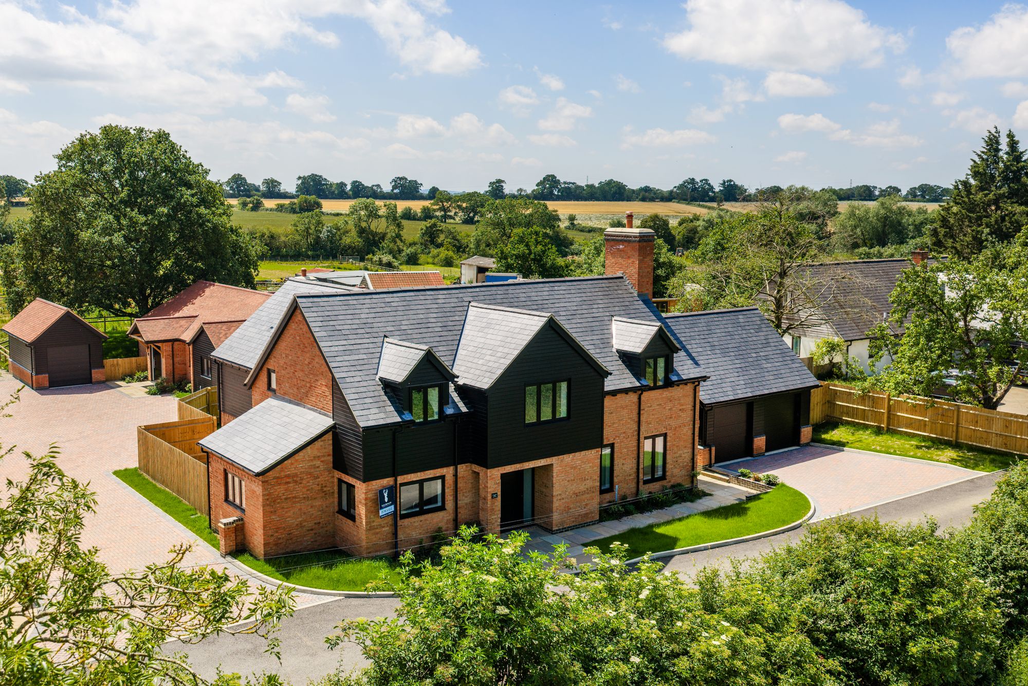 5 bedroom Detached house Under Offer