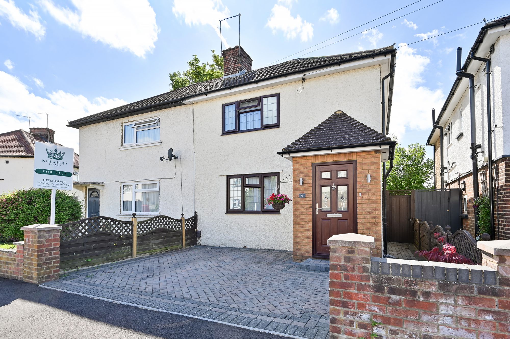 3 bedroom Semi-detached house Under Offer