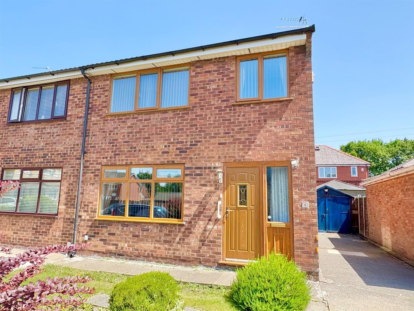 3 bedroom Semi-detached house For Sale