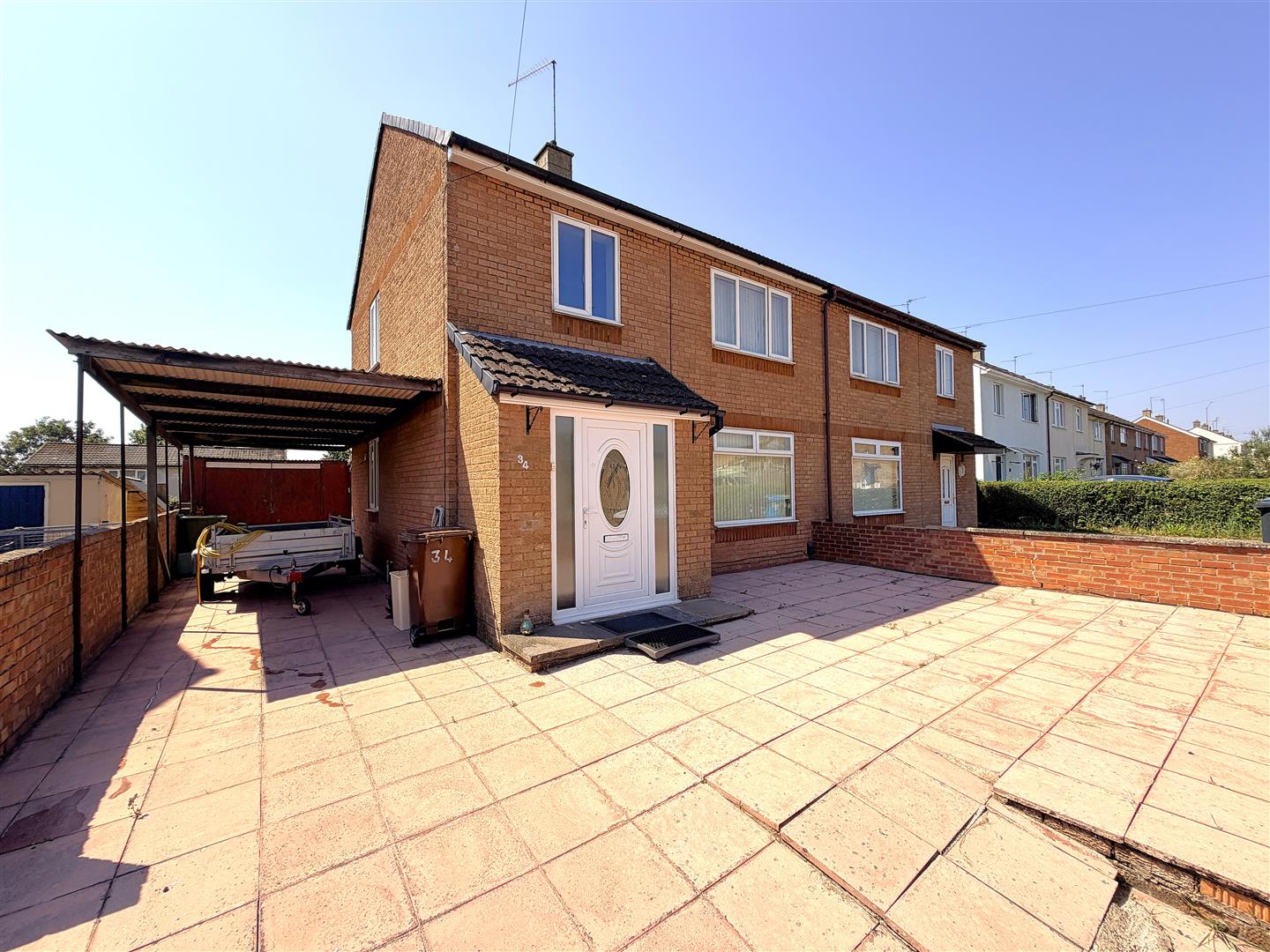 3 bedroom Semi-detached house Under Offer
