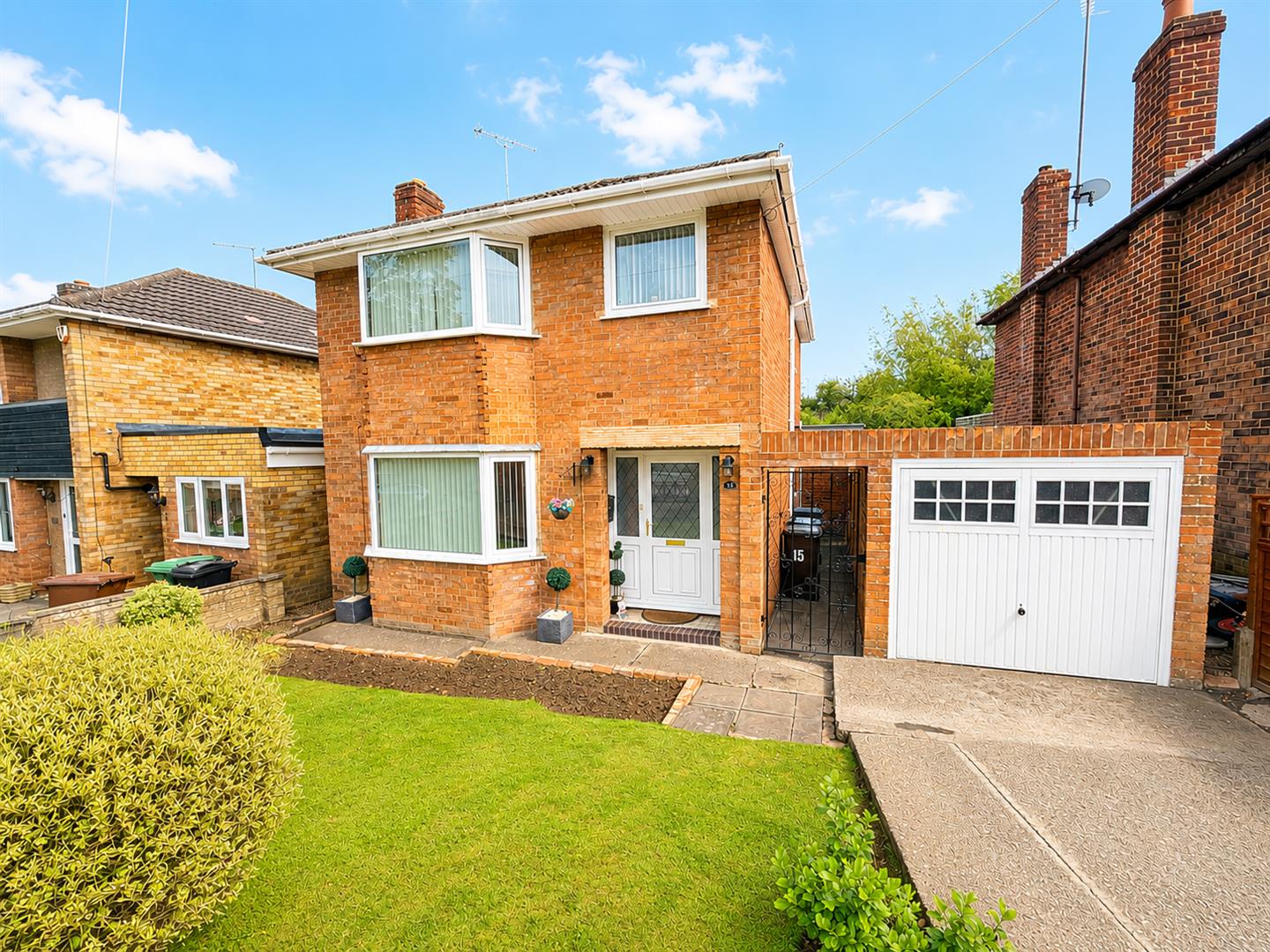 3 bedroom Detached house For Sale