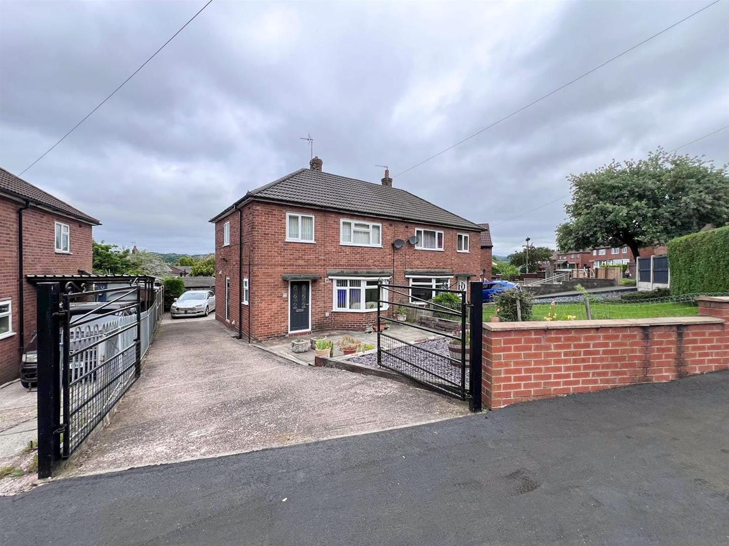 3 bedroom Semi-detached house Under Offer