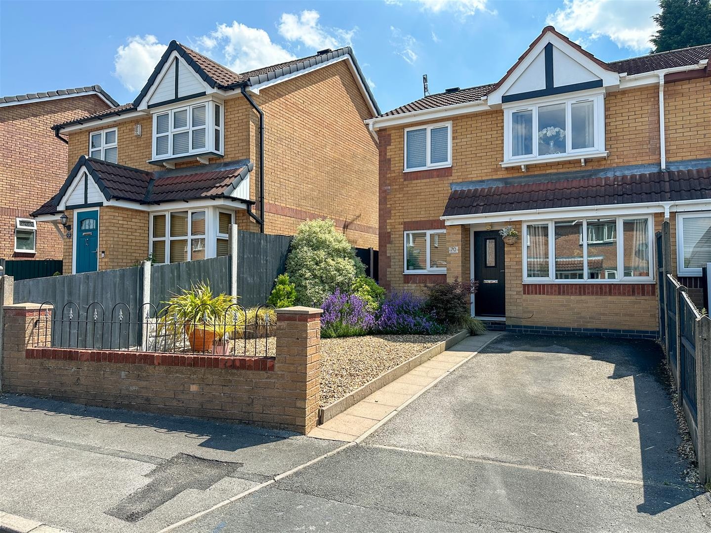 3 bedroom Semi-detached house Under Offer