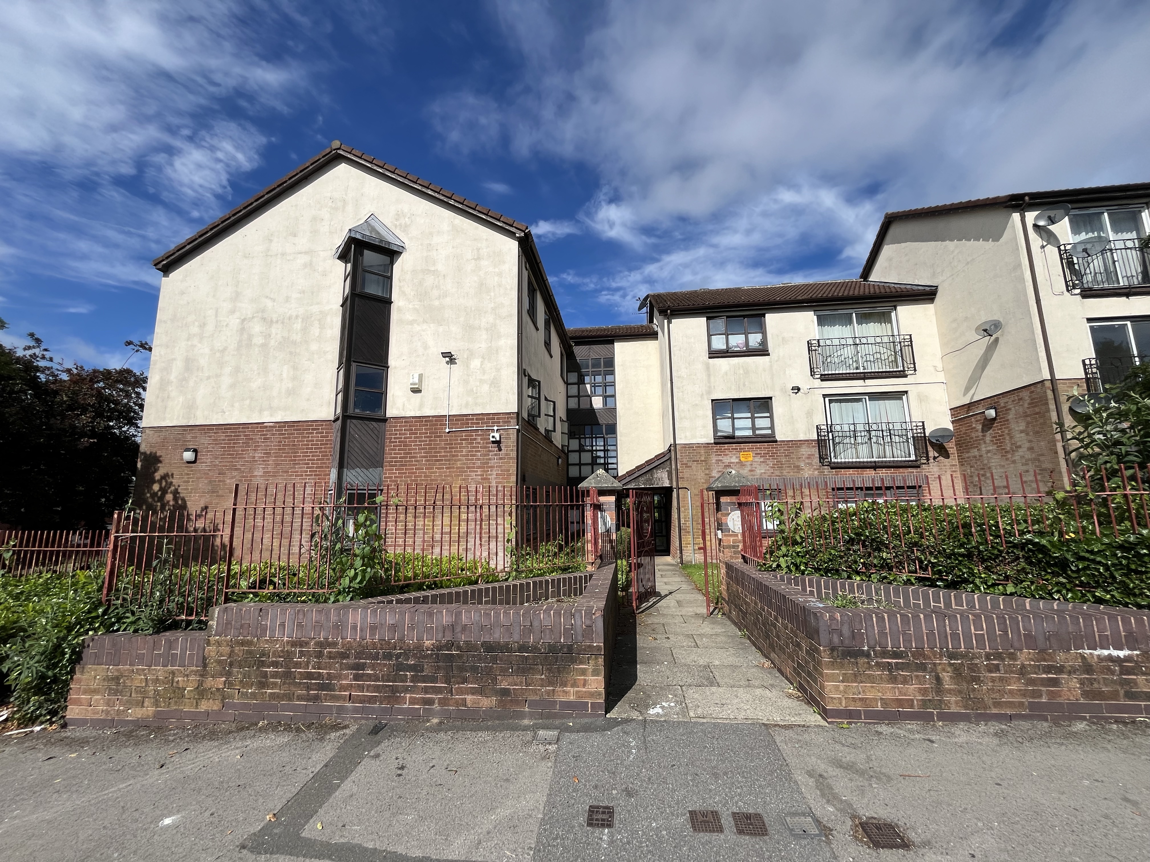 2 bedroom Flat For Sale