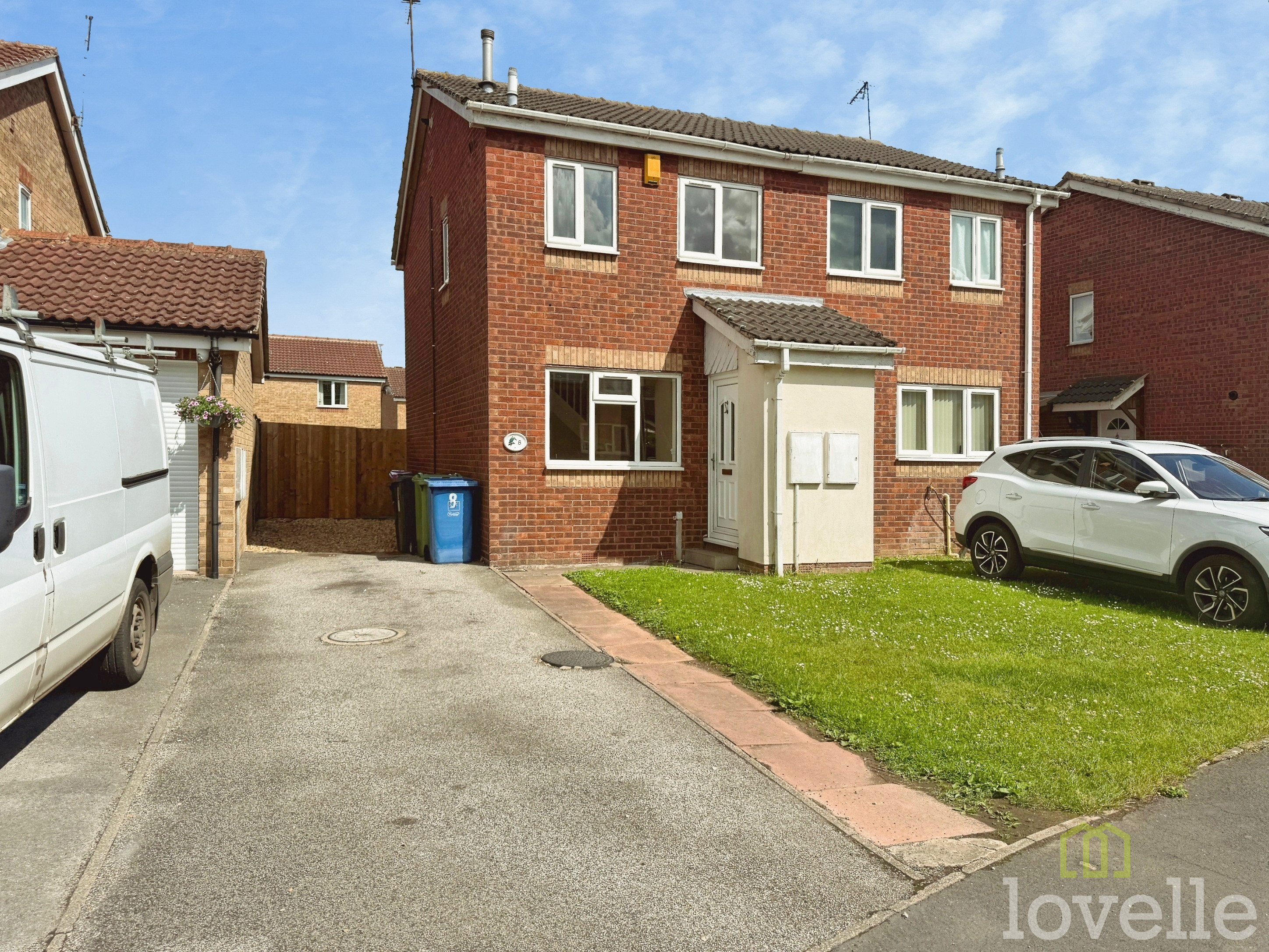 2 bedroom Semi-detached house Under Offer