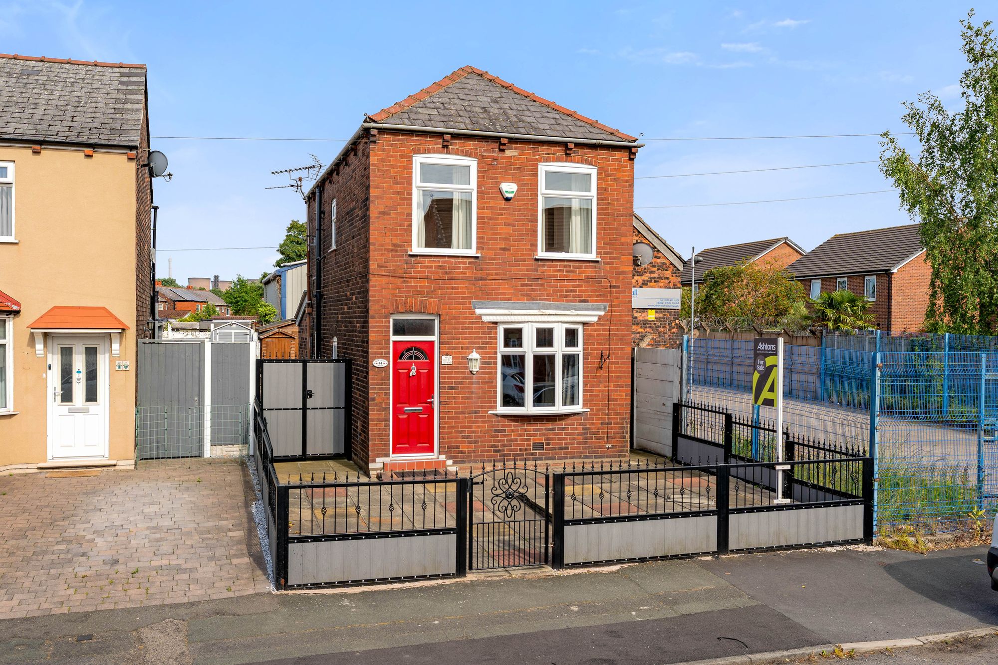 2 bedroom Detached house For Sale