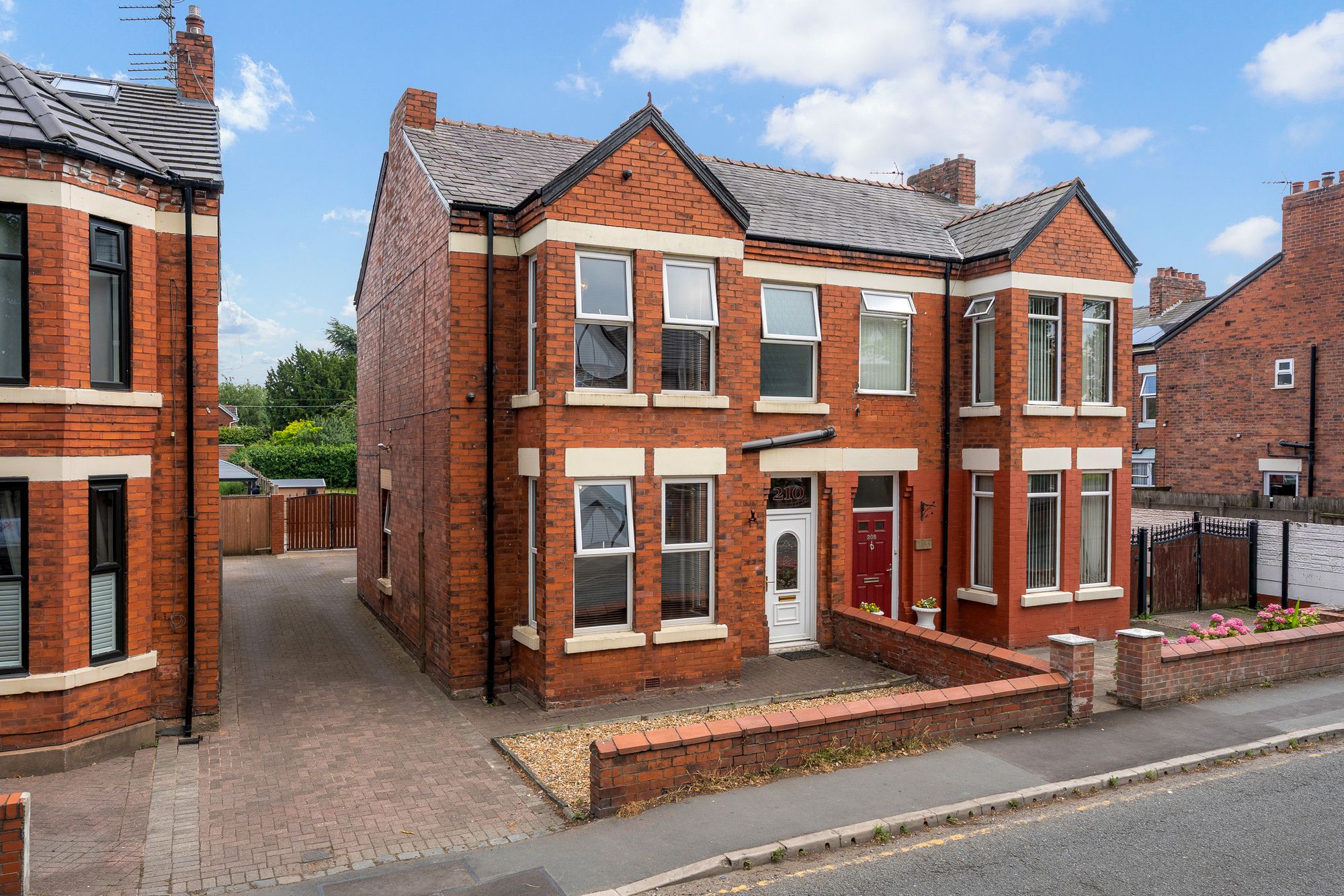 4 bedroom Semi-detached house For Sale