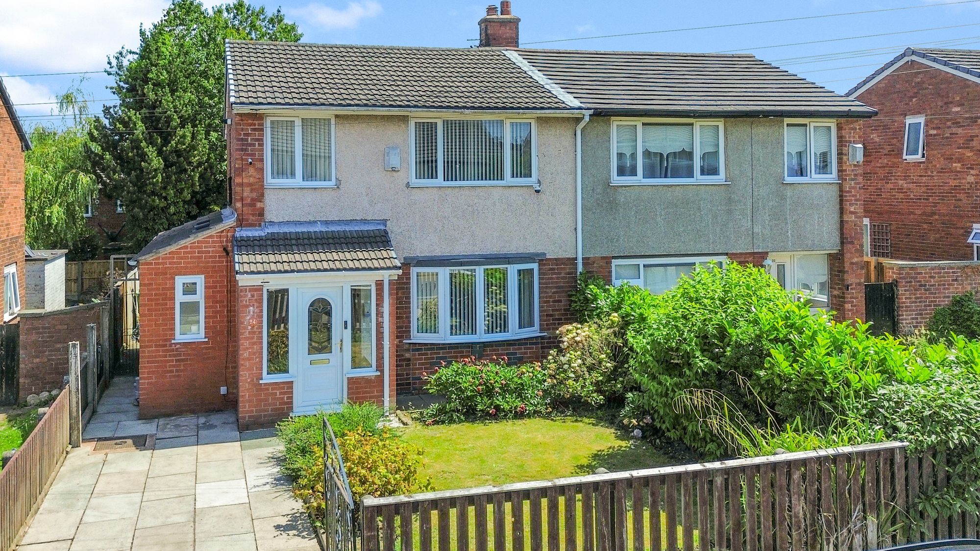 3 bedroom Semi-detached house Under Offer