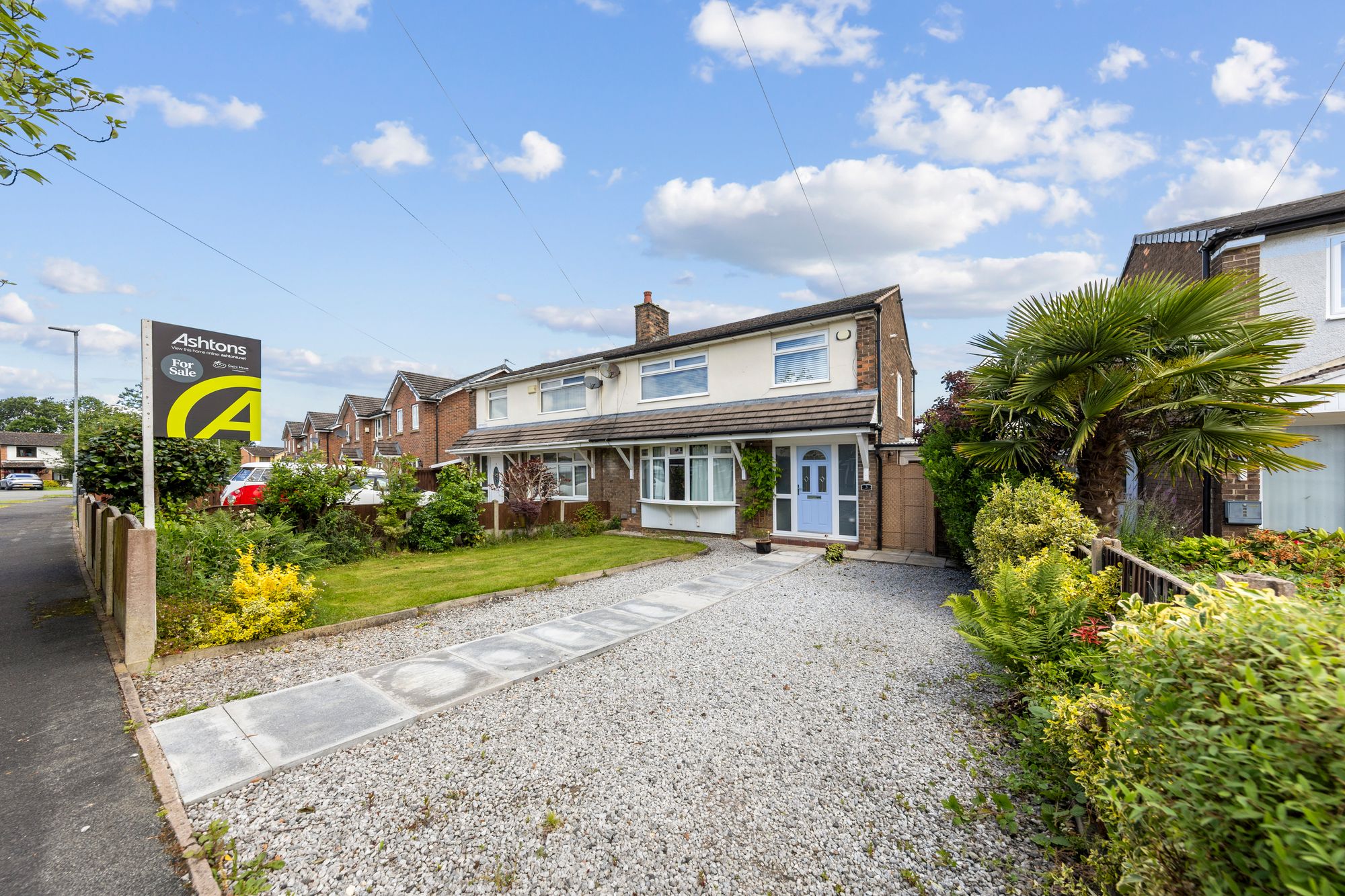 3 bedroom Semi-detached house Under Offer