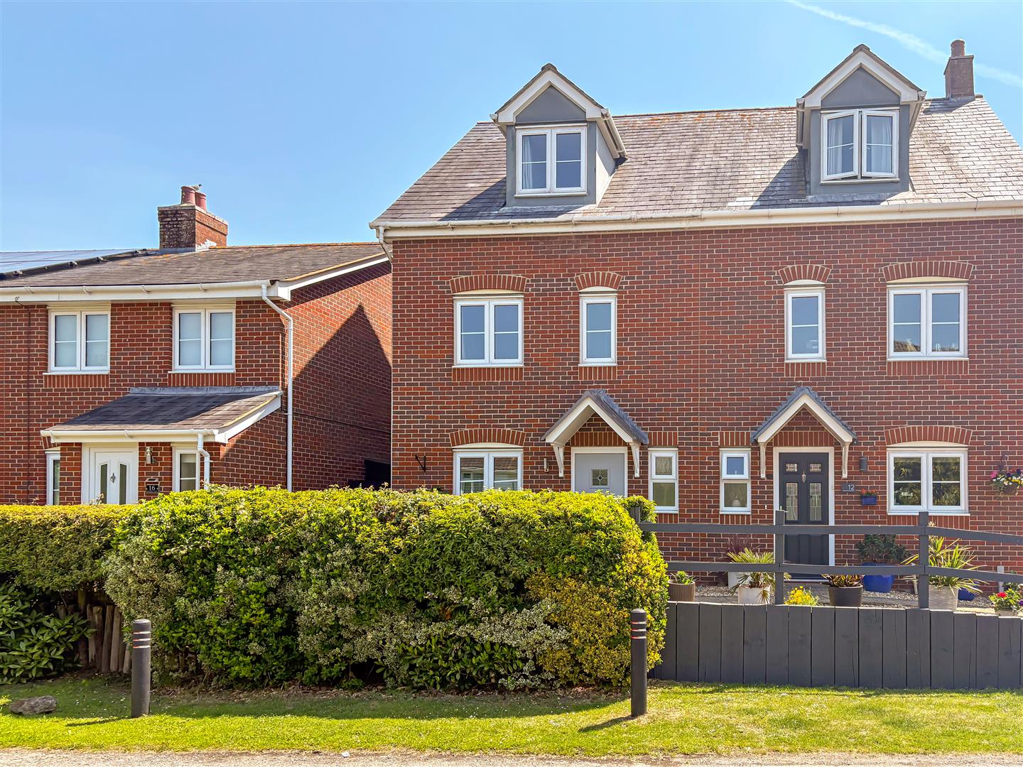 4 bedroom Semi-detached house For Sale
