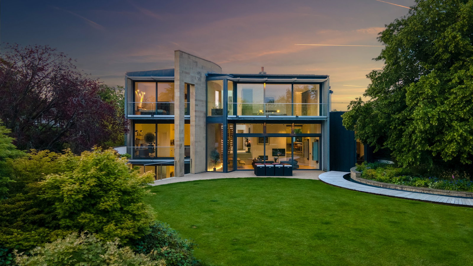5 bedroom Detached house Under Offer