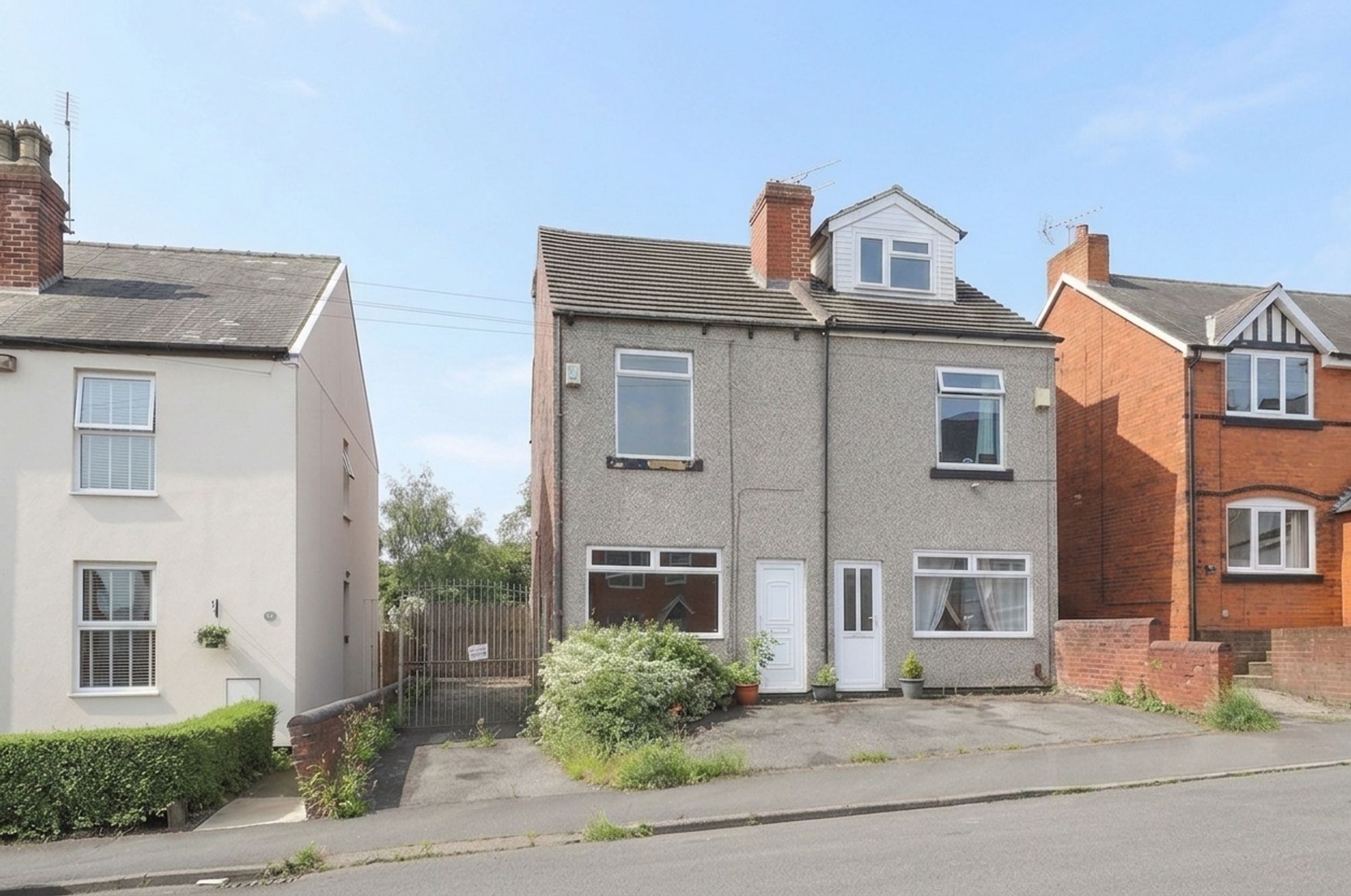 3 bedroom Semi-detached house Under Offer