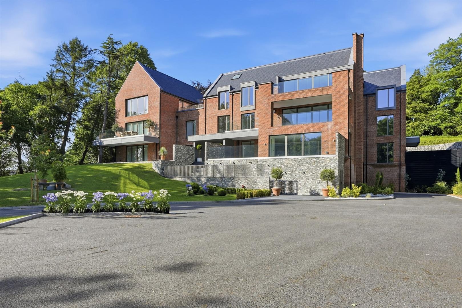 3 bedroom Apartment For Sale