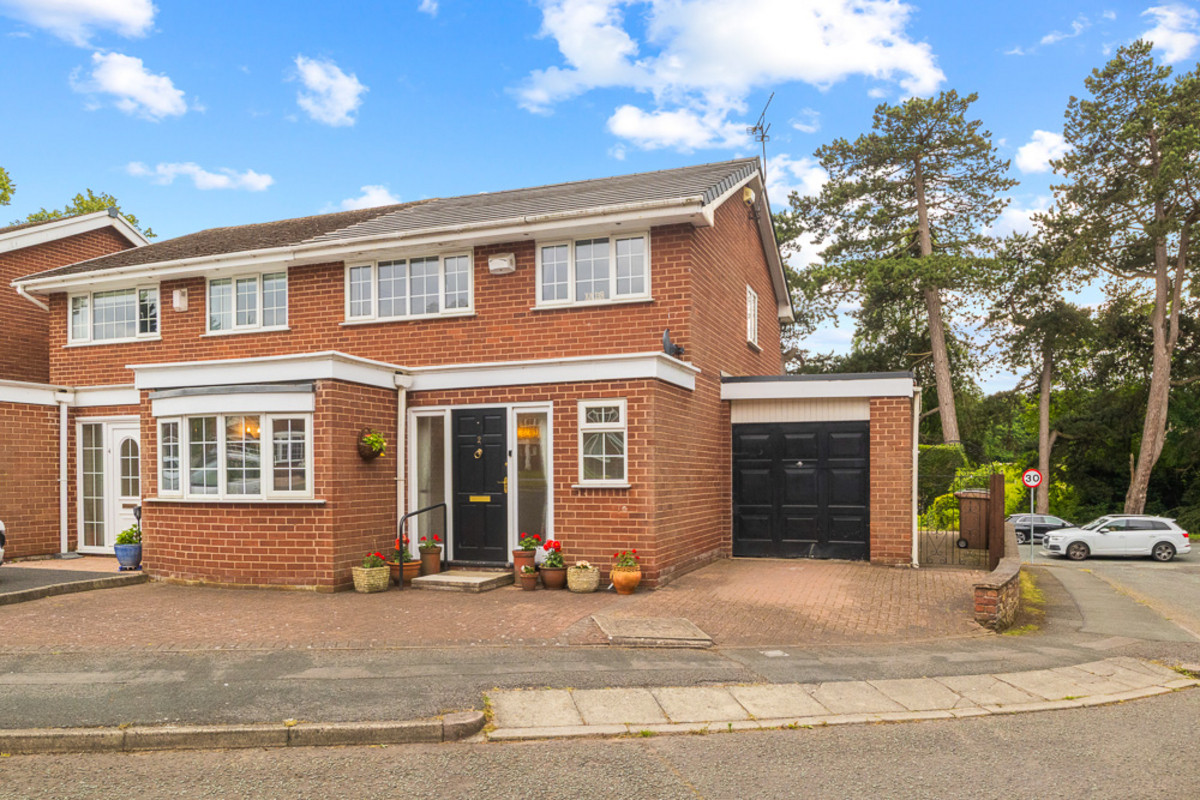 3 bedroom Semi-detached house For Sale