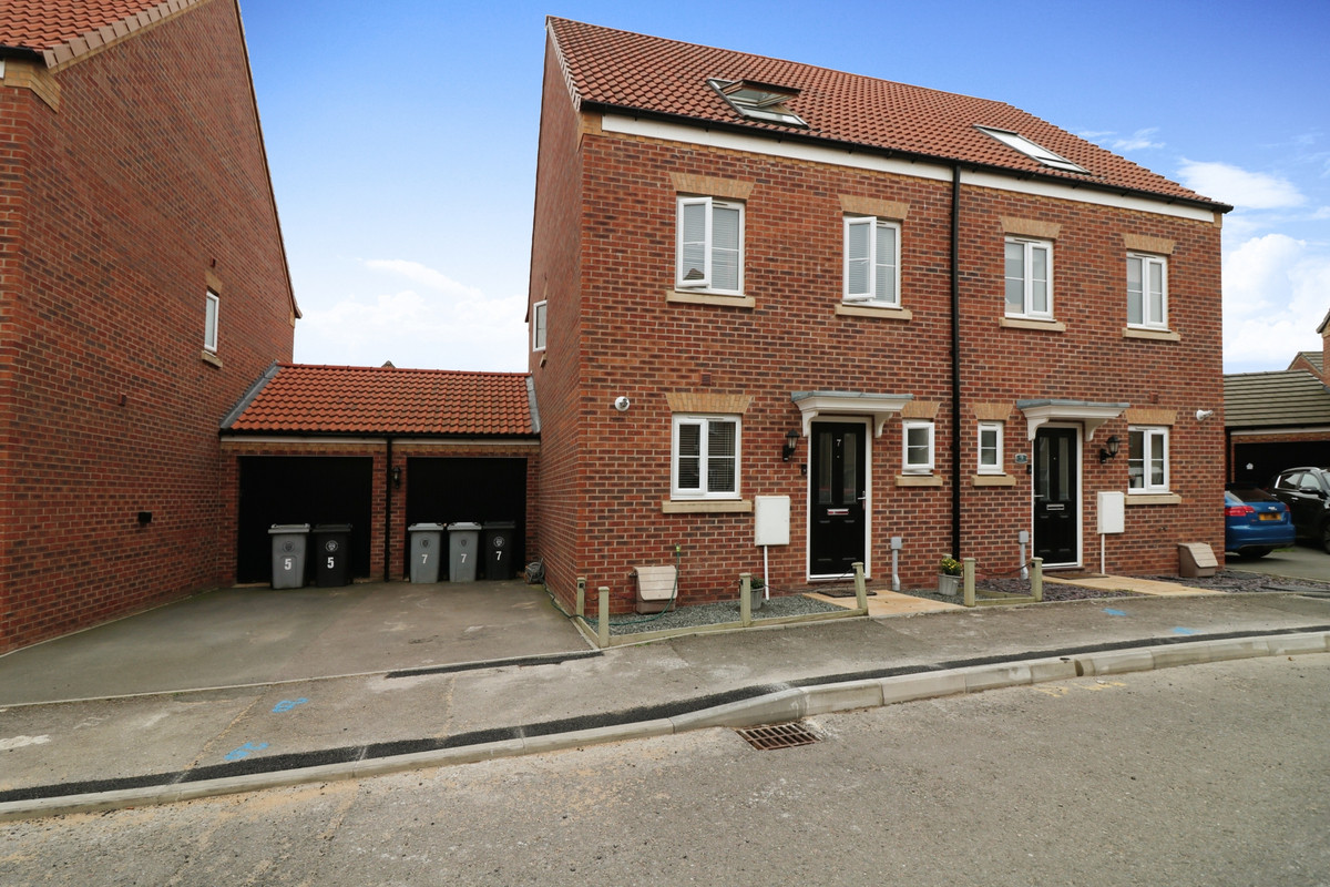 3 bedroom Semi-detached house For Sale