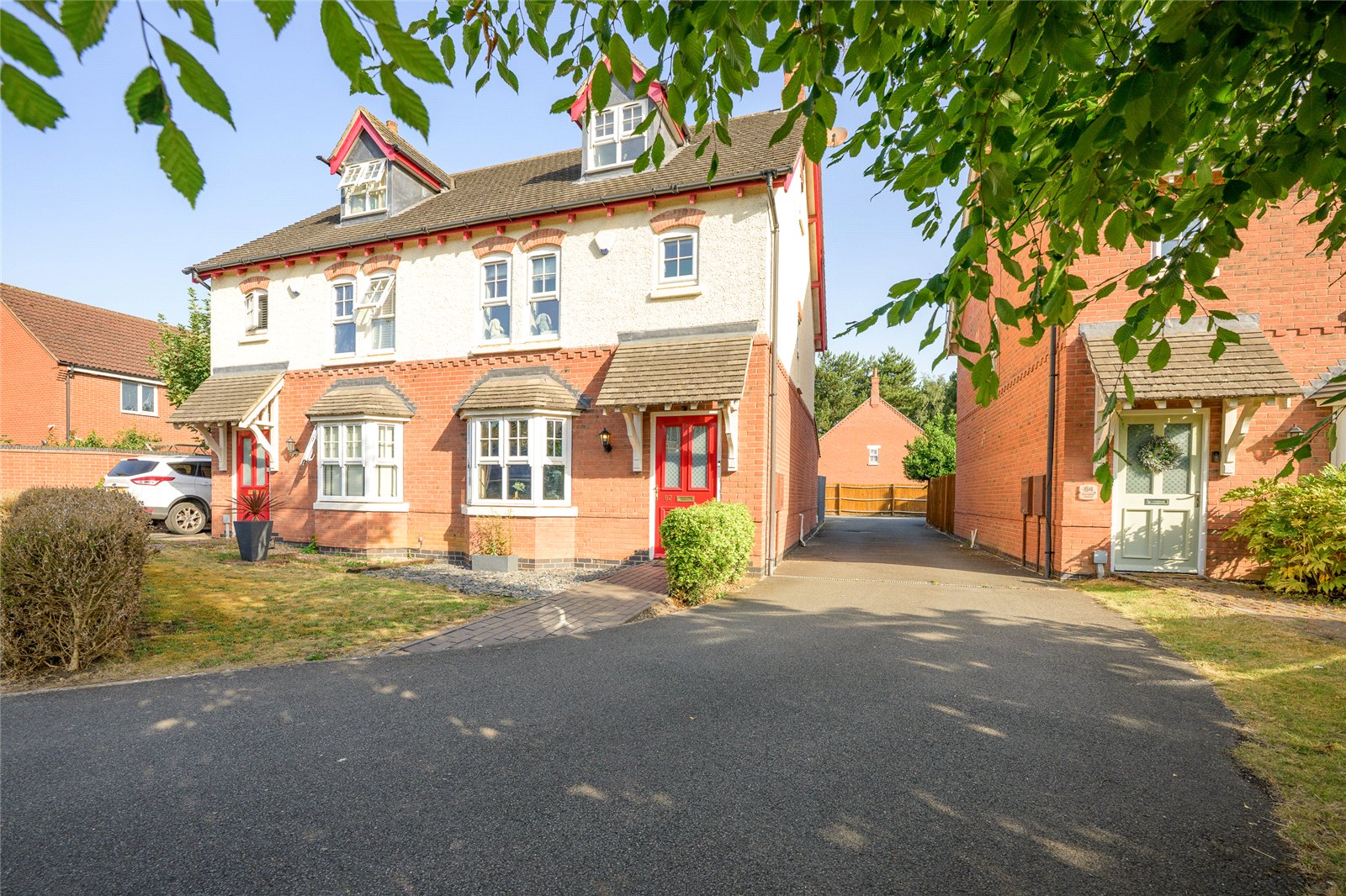 3 bedroom Semi-detached house Under Offer
