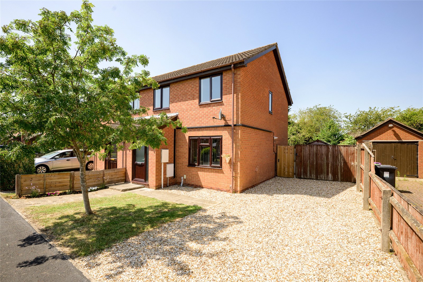 3 bedroom Semi-detached house Under Offer