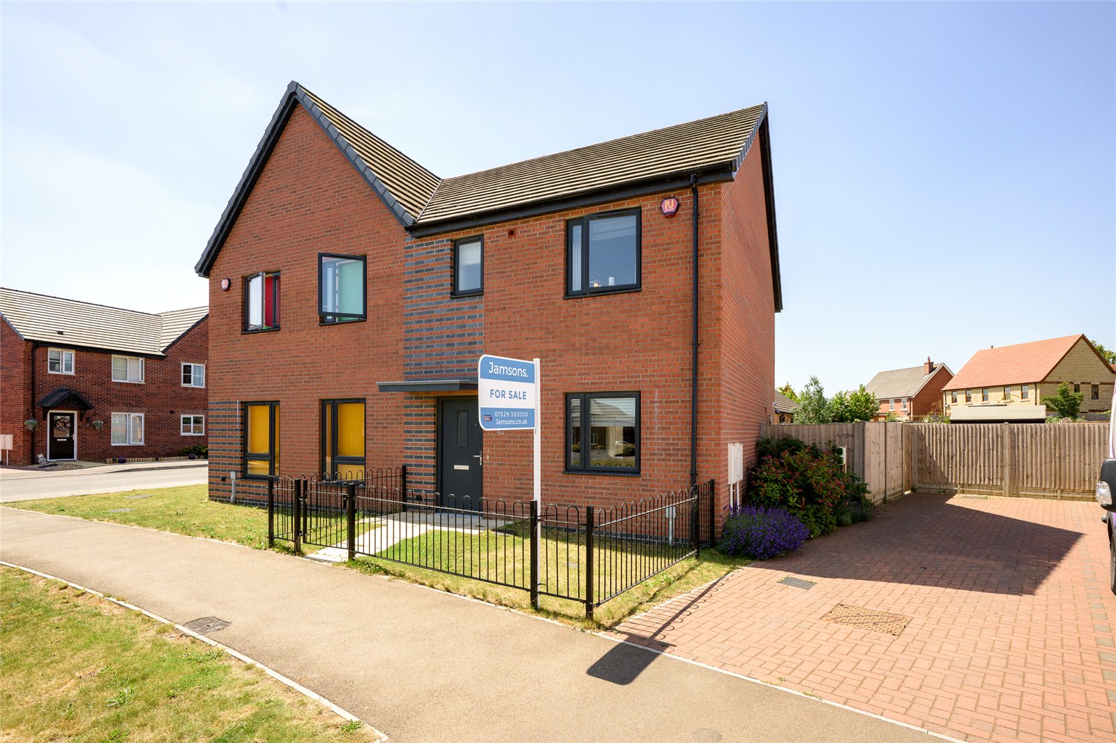 3 bedroom Semi-detached house Under Offer