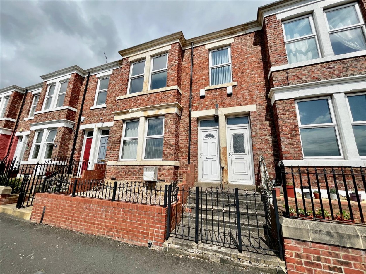 3 bedroom Flat To Let