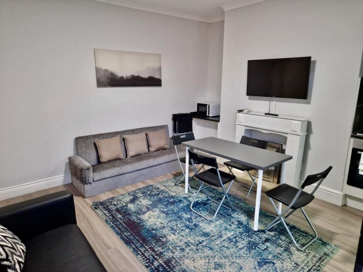 3 bedroom Flat For Sale