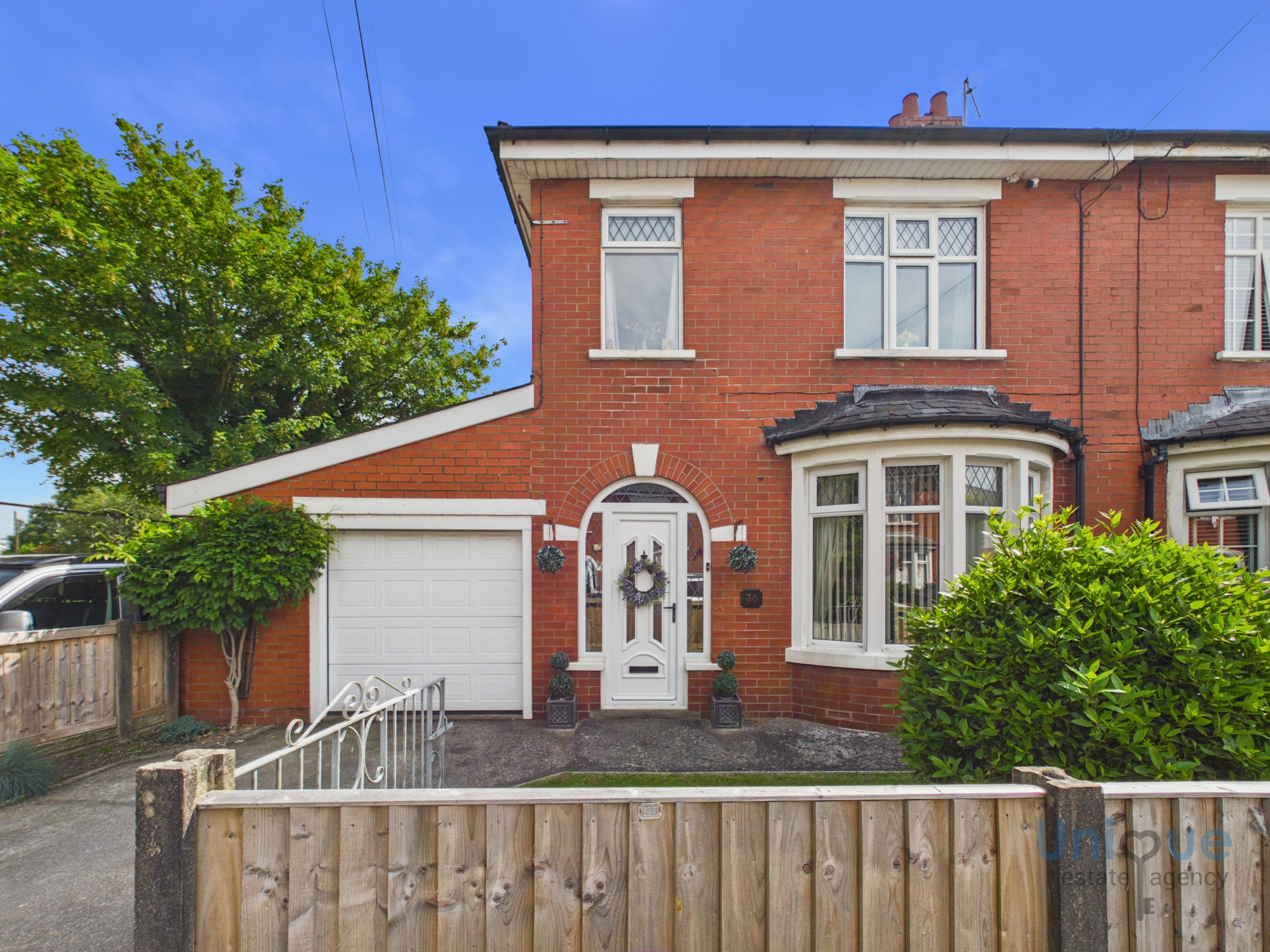 3 bedroom Semi-detached house Under Offer