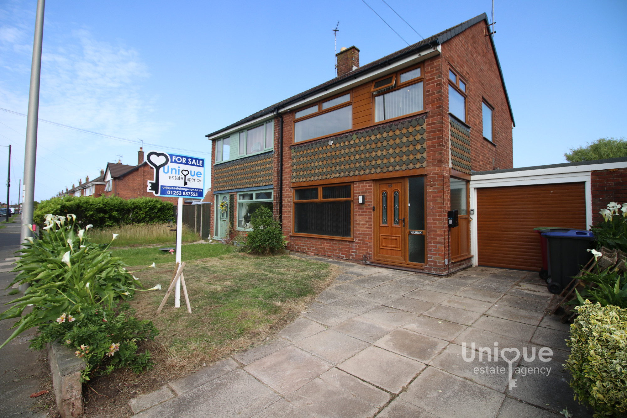 3 bedroom Semi-detached house Under Offer