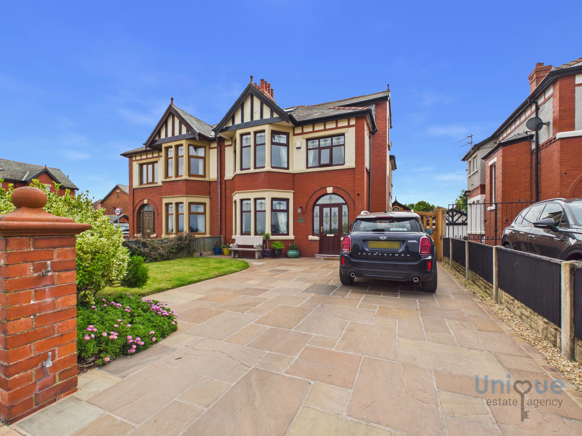 4 bedroom Semi-detached house For Sale