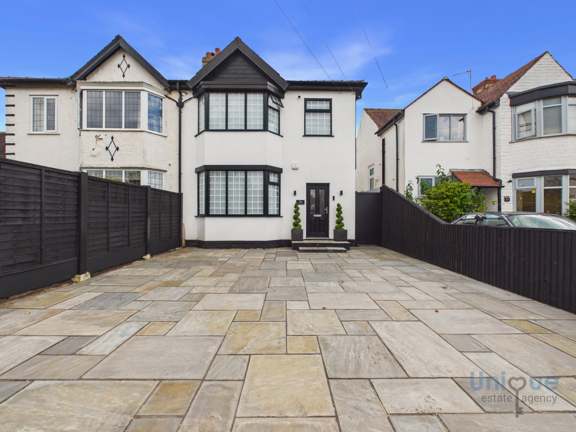 3 bedroom Semi-detached house Under Offer