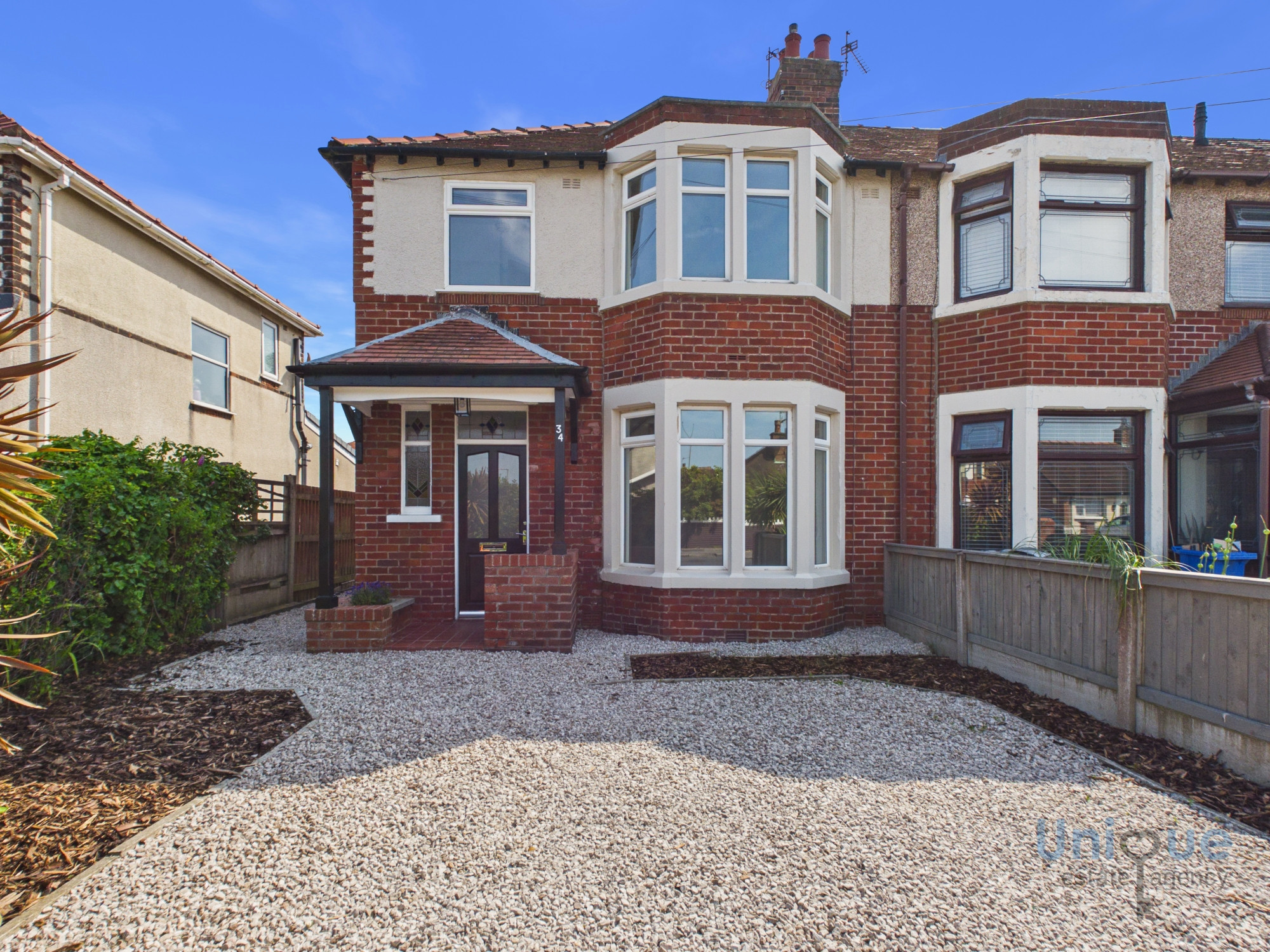 3 bedroom Semi-detached house Under Offer