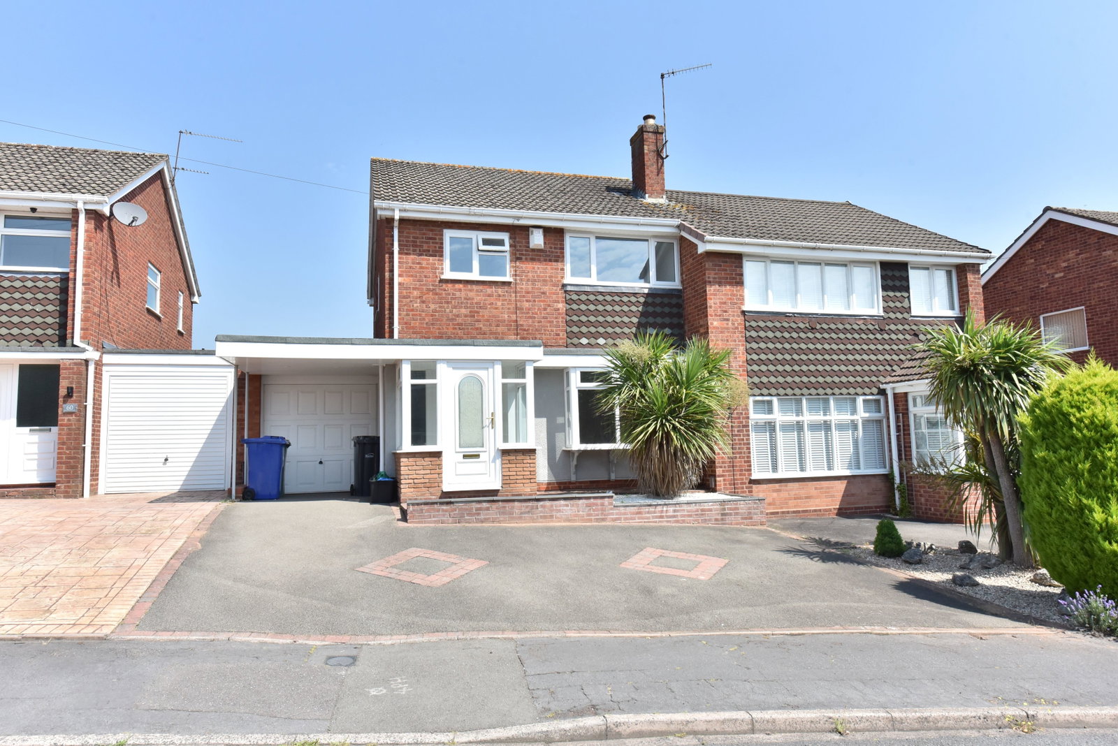 3 bedroom Semi-detached house Under Offer