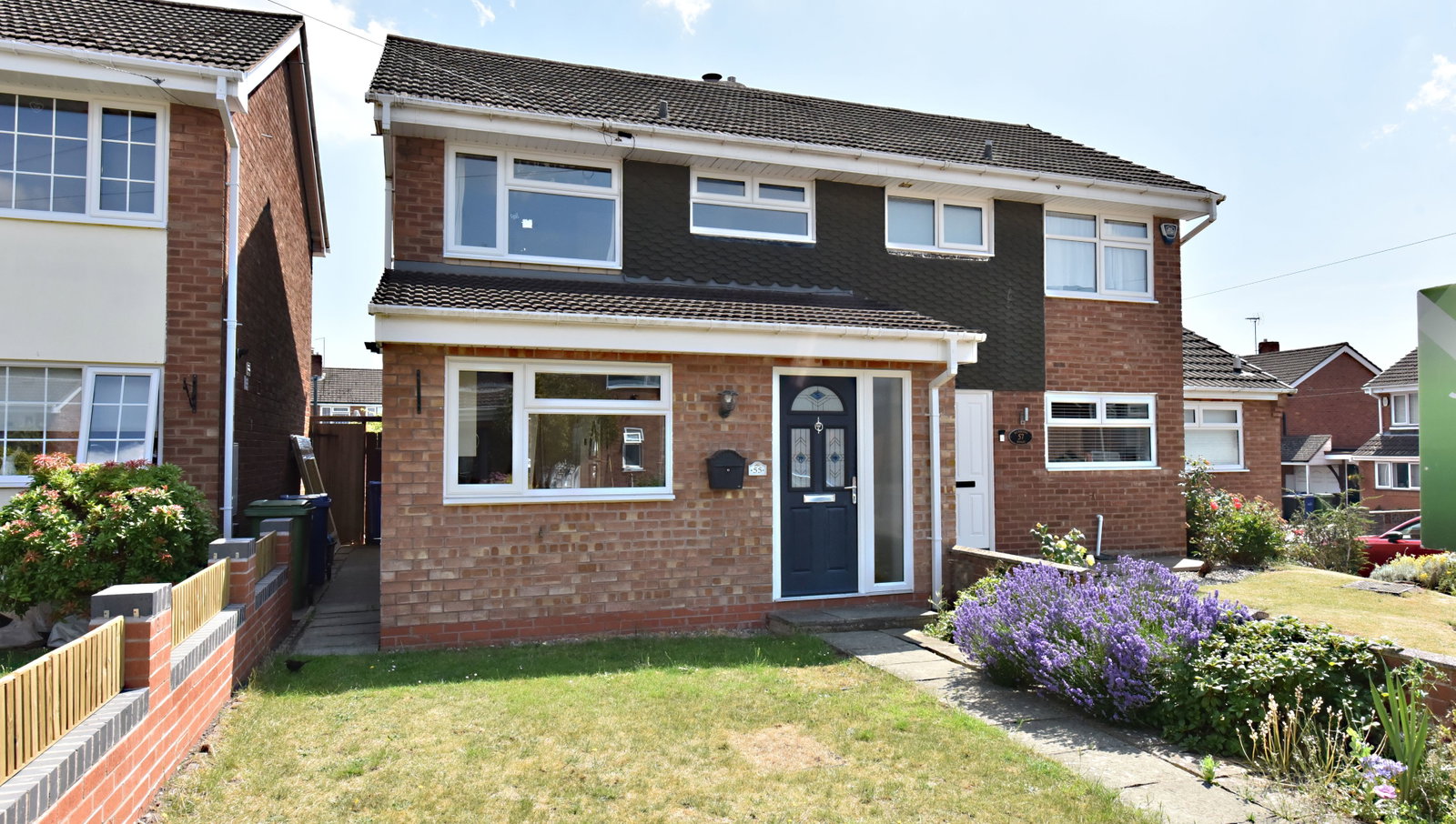 3 bedroom Semi-detached house Under Offer