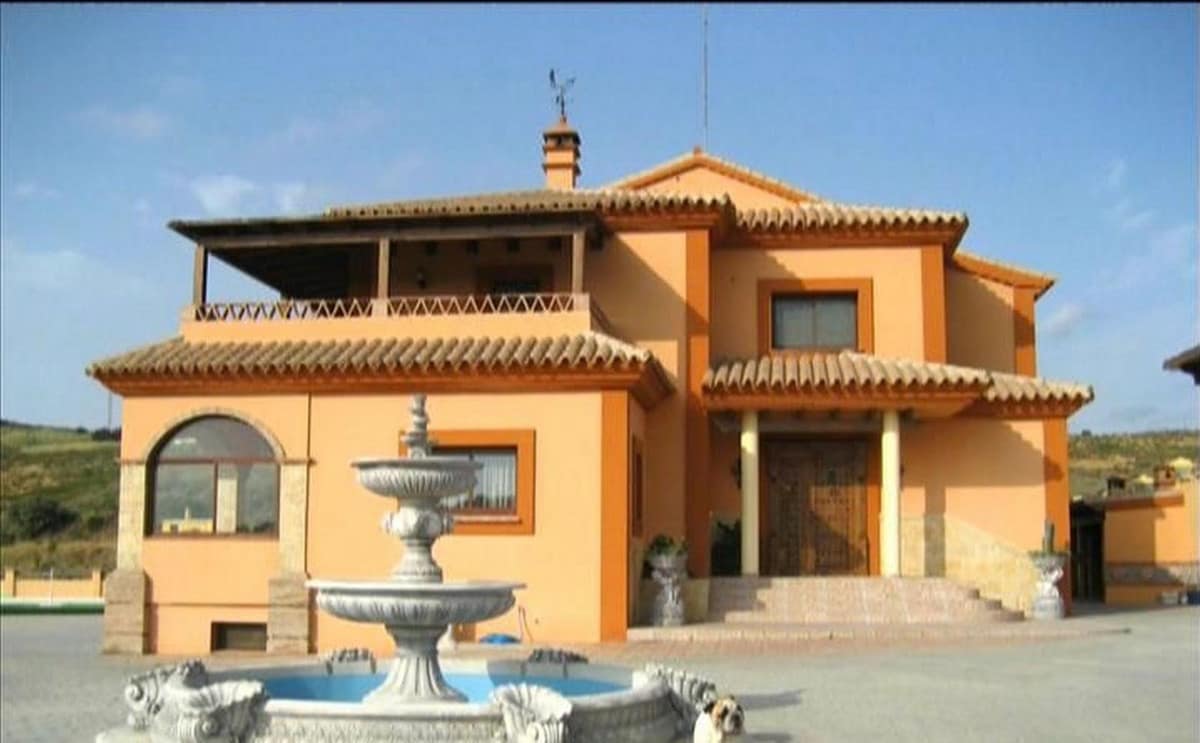 5 bedroom Villa For Sale
