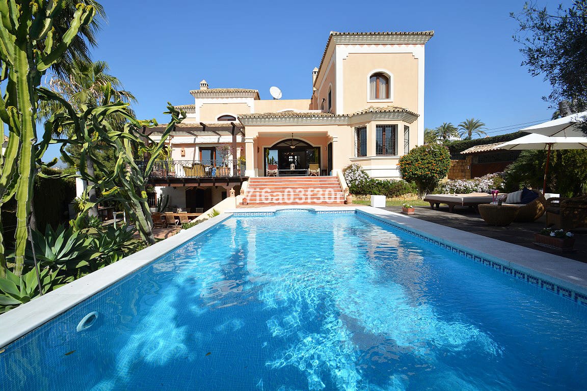 5 bedroom Villa For Sale