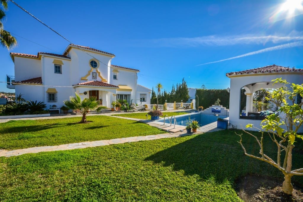 8 bedroom Villa For Sale